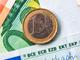 Een 1-euromunt ligt op eurobankbiljetten, met zichtbare ECB-markeringen die de authenticiteit van het geld aantonen.