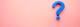 Een helder blauw vraagteken tegen een roze achtergrond, minimalistische compositie met veel negatieve ruimte