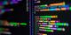 Computercode in een teksteditor met gekleurde syntax highlighting, getoond in close-up tegen een donkere achtergrond