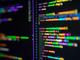 Computercode in een teksteditor met gekleurde syntax highlighting, getoond in close-up tegen een donkere achtergrond