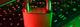 Rood hangslot op een verlicht gaming-toetsenbord met groene en rode verlichting, symboliseert cybersecurity