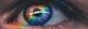 Close-up van een menselijk oog met een regenboog die eroverheen valt, wat resulteert in een kleurrijke iris met prismatische effecten.