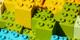 Kleurrijke LEGO duplo blokken in regenboogpatroon van rood, oranje, geel, groen en blauw, close-up gefotografeerd