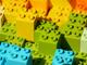 Kleurrijke LEGO duplo blokken in regenboogpatroon van rood, oranje, geel, groen en blauw, close-up gefotografeerd