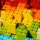 Kleurrijke LEGO duplo blokken in regenboogpatroon van rood, oranje, geel, groen en blauw, close-up gefotografeerd