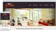 Modern mediterraans restaurant met lichte eetruimte, rode accenten en grote ramen, toont website header met menuopties