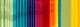 Tunnel met regenboogkleurige panelen die een optisch effect creëren, van groen via blauw en paars naar rood en geel
