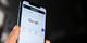 Hand houdt iPhone vast met Google-zoekpagina open op het scherm, closeup van het karakteristieke kleurrijke Google-logo