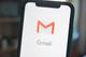 Gmail-logo en tekst op wit opstartscherm van een smartphone met notch-design