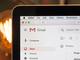 Gmail-interface op MacBook met Safari browser, getoond tegen warme achtergrondverlichting