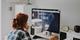 Webinar video Vrouw die een webinar volgt