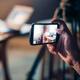 Horizontaal of verticaal met telefoon filmen Persoon met telefoon horizontaal