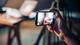 Horizontaal of verticaal met telefoon filmen Persoon met telefoon horizontaal
