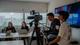 Opnames van onderzoeksdocumentaire Twee videomakers van Pro Motion Film begeleiden een interview