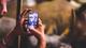 Man die filmt met zijn telefoon Filmen en monteren met je smartphone