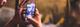Man die filmt met zijn telefoon Filmen en monteren met je smartphone