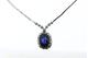 Witgouden collier met entouragehanger met blauwe saffier en diamanten