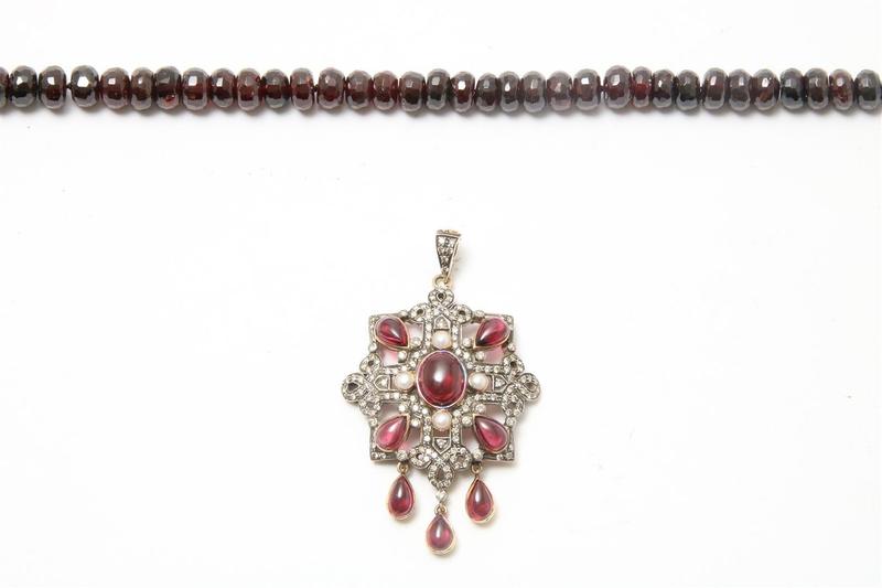 Yellow gold with silver pendant with garnets almandine, incl necklase with gold