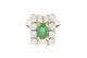 Witgouden entourage ring bezet met centraal smaragd