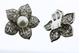 Witgouden bloemvormige oorbellen, bezet met cultivé parels, en diamant, briljantslijpsel, circa 0.80 ct, gezet gemeten, gehalte 750/000, lengte circa 2.5 cm, brutogewicht 17.6 gram.