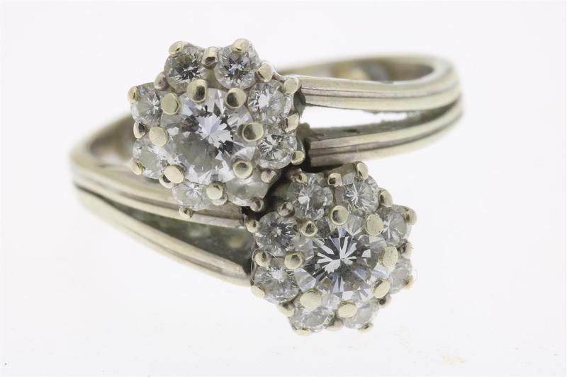 White gold entourage ring set with brilliant cut diamonds, approx. 1.39 ct
