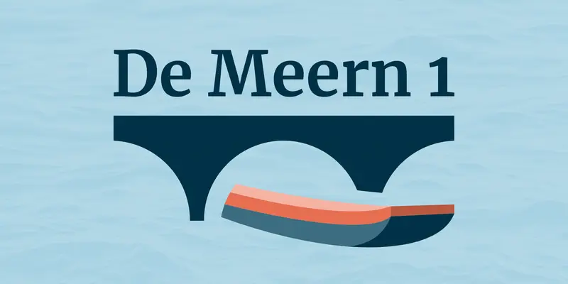 Logo van De Meern 1 met gestileerde brug en golvende lijn in blauw en oranje tegen lichtblauwe achtergrond.