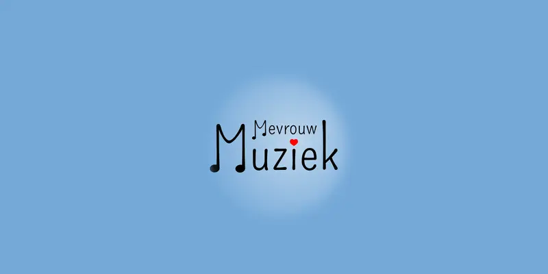 Logo van Mevrouw Muziek met een muzieknoot als eerste letter, getoond tegen een lichtblauwe achtergrond met zachte gloed