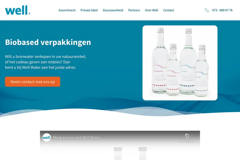 Webpagina over biogebaseerde verpakkingen met glazen flessen en golvend design, inclusief navigatiemenu en call-to-action knop