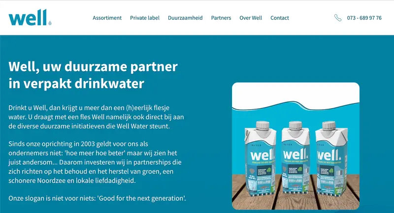 'Website header van Well Water met logo, navigatiemenu en productafbeelding van drie flessen duurzaam verpakt water