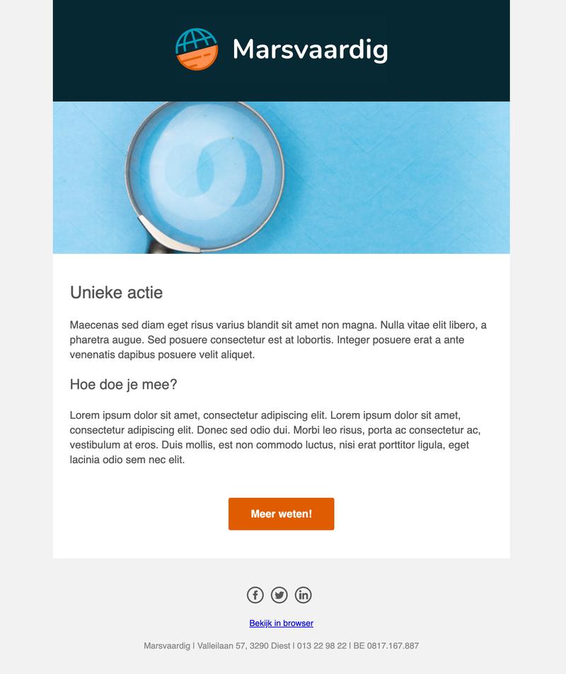 E-mailtemplate van Marsvaardig met vergrootglas op lichtblauwe achtergrond, informatie over unieke actie en call-to-action knop