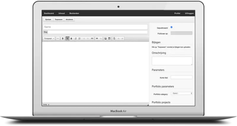 MacBook Air met open teksteditor en zijbalk met instellingen, getoond vanuit vooraanzicht op witte achtergrond