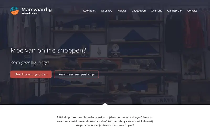 Homepagina van winkel Marsvaardig met donkere winkelinterieur-achtergrond, logo en knoppen voor openingstijden en reserveren