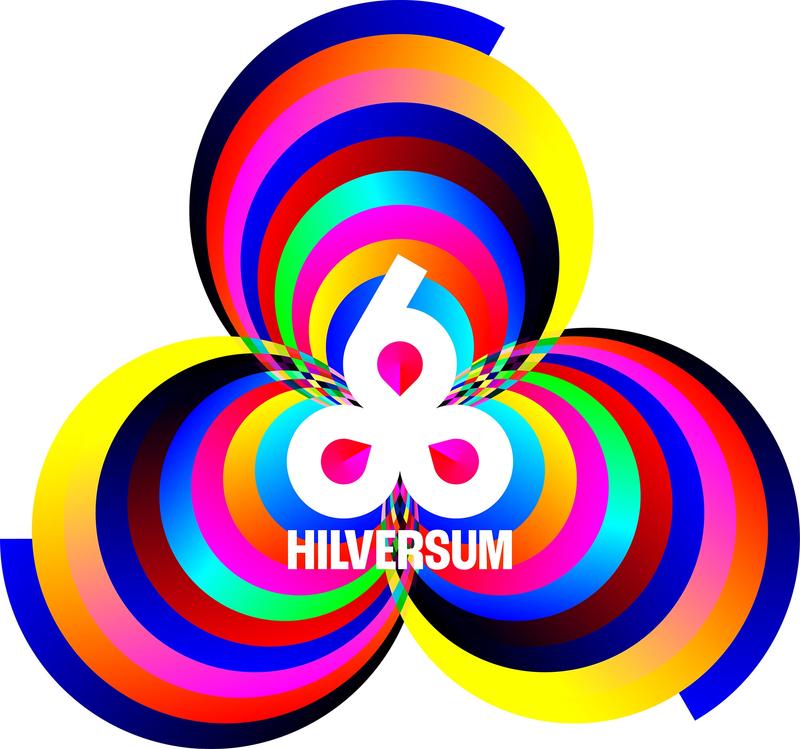Kleurrijk logo van Hilversum met drie overlappende cirkelvormige elementen in regenboogkleuren en een wit symbool in het midden