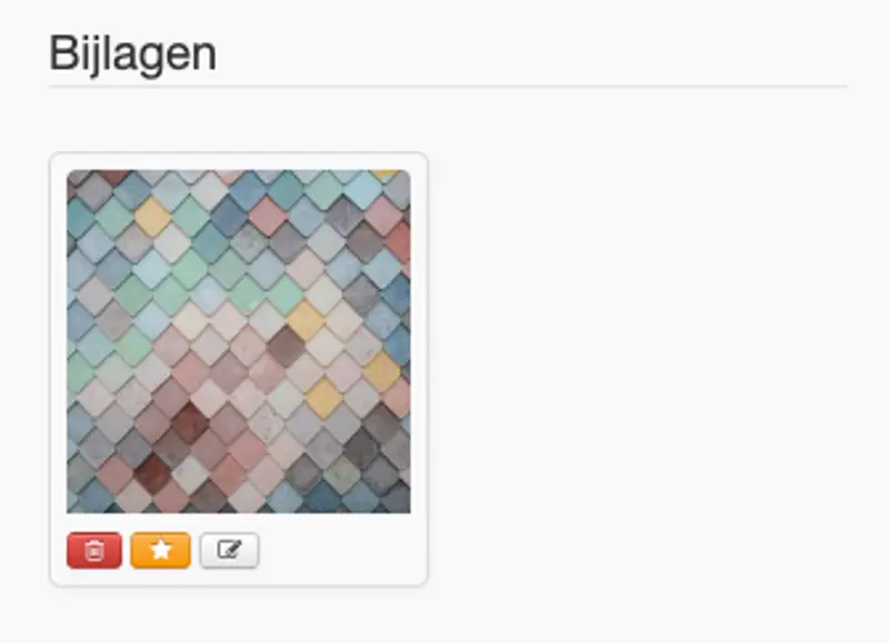 Kleurrijk patroon van overlappende vierkante tegels in pastelkleuren blauw, roze en geel, gerangschikt in een diagonaal ruitpatroon.