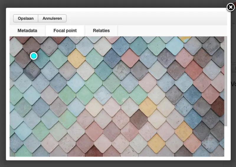Patroon van overlappende dakleien in zachte pastelkleuren groen, blauw, roze en geel, geometrisch gerangschikt in ruitvorm