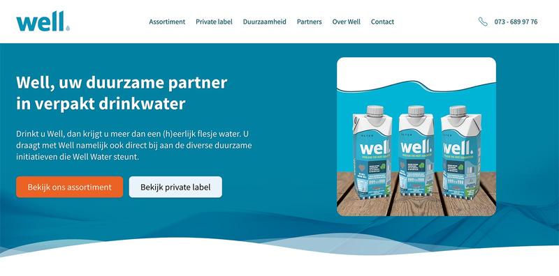 Website header voor Well drinkwater met drie flessen mineraalwater en tekst over duurzaam verpakt drinkwater tegen blauwe achtergrond