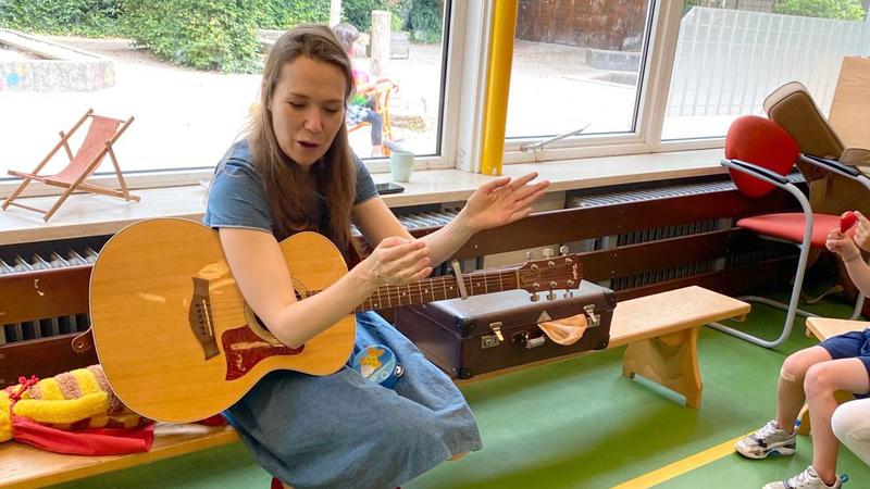 Kinderen maken muziek tijdens een muziekworkshop van Mevrouw Muziek in de kinderopvang