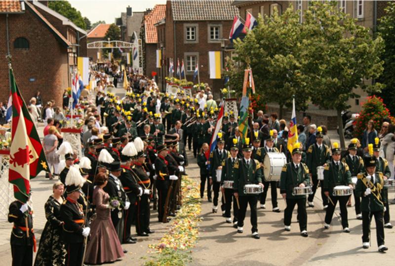 Verenigingen tijdens de jaarlijkse Broonk Verenigingen tijdens Bronk