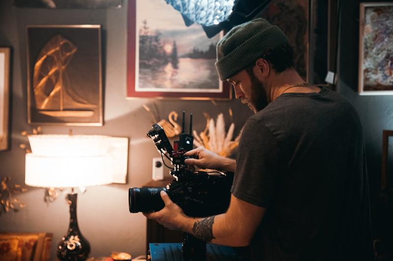 Hand held camerawerk Tip: vanuit de hand filmen