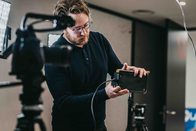 Atomos afkijkmonitor op statief Voorbeeld van afkijkmonitor