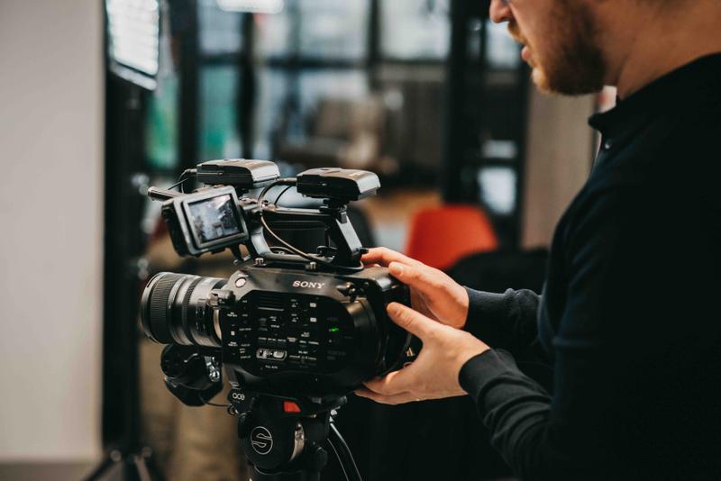 Voorbeeld van camerabody met lens Camerabody op statief