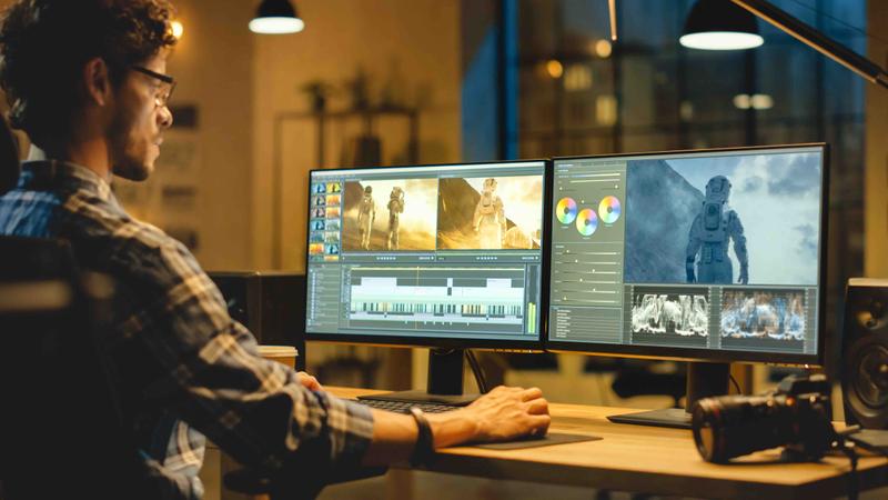 Film editor aan het werk Vaardigheden van film editor