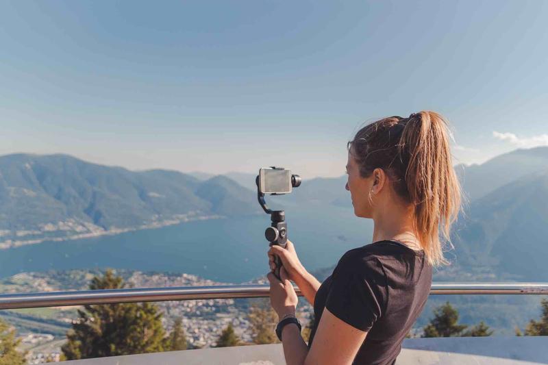 Meisje met smartphone gimbal Filmen met smartphone gimbal