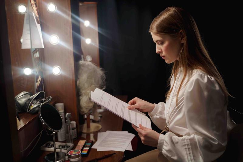 Actrice bestudeert een script Script bestuderen