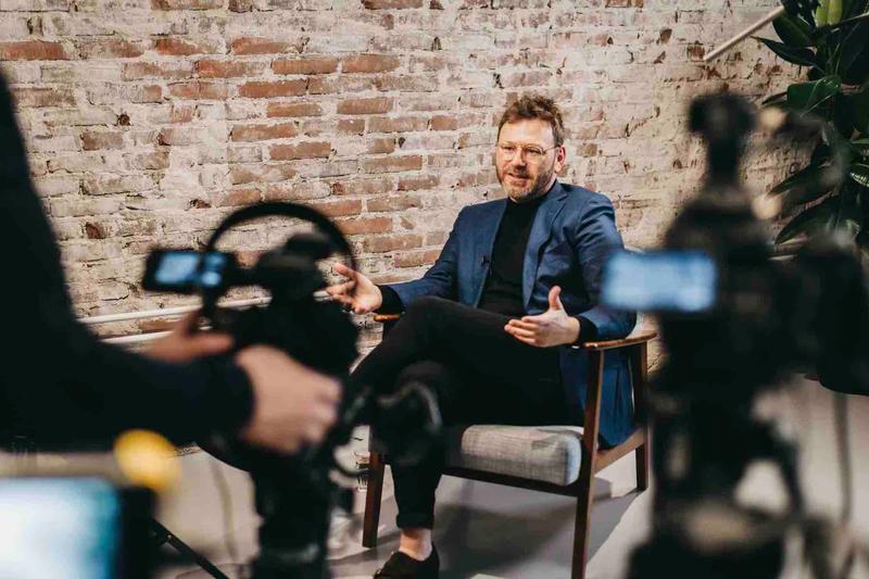 Onze cameraman filmt een interview Professionele cameraman boeken