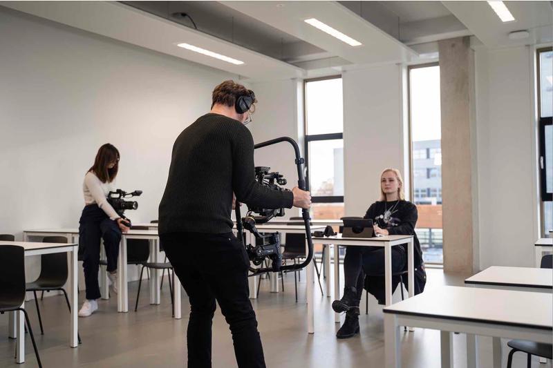 Videograaf met camera op stabilizer Inhuren van videograaf