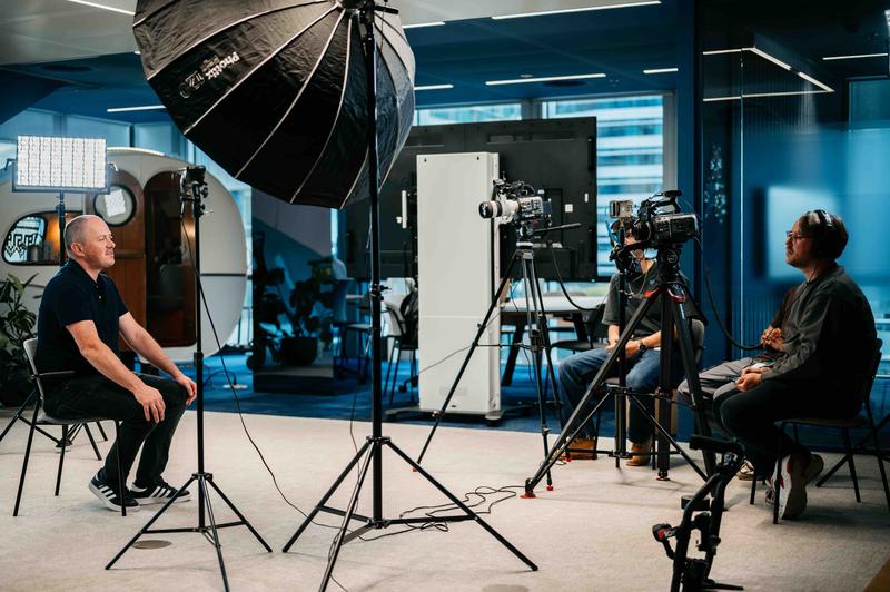 Bezoeker wordt geinterviewd met twee camera's Interview setting voor testimonials