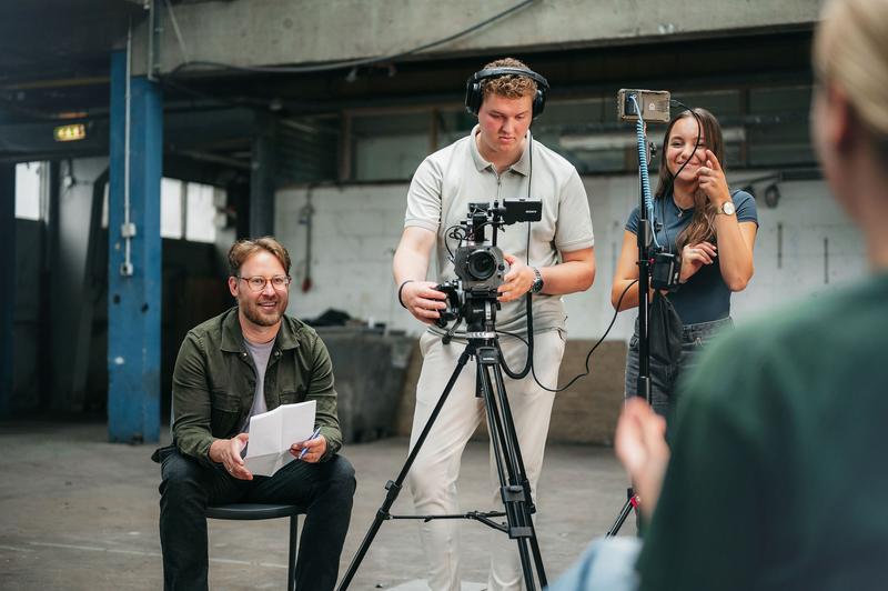Interviewer met cameraploeg Videostrateeg Niels de Groot tijdens interview