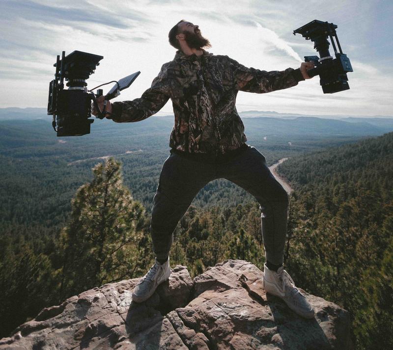 Van evenementen filmen worden we blij Vrolijke cameraman