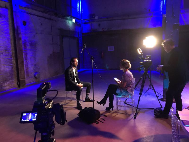 Interview setting met twee camera's Opnames interview met filmploeg
